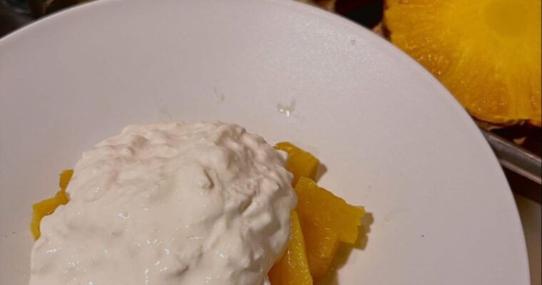 ブッラータ(ストラッチャテッラ)とパイナップル